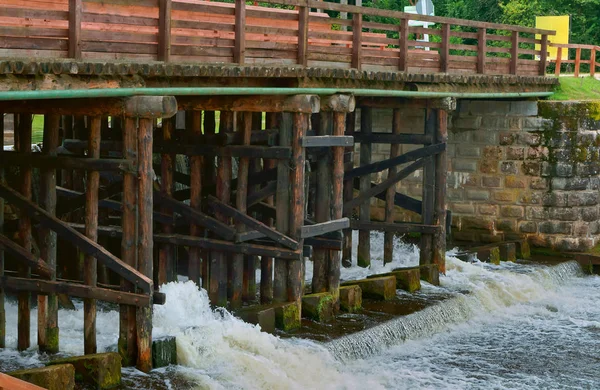 Gateway hidráulica, estrutura hidráulica para ajustar o nível da água no canal — Fotografia de Stock