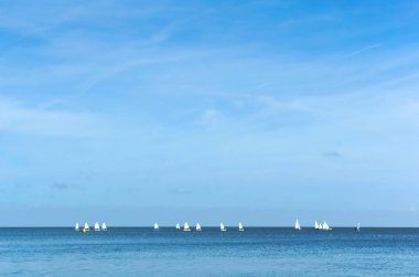 Beyaz Yelkenli Yatlar yarış, şvertbotlar uzaktan su yatlar