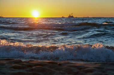 Deniz, dalgakıran karşı dalgalar beat, deniz şafak, ufuk gemilerde günbatımı