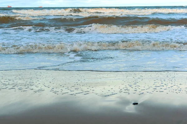 Onda do mar, tempestade no mar, ondas batendo na costa — Fotografia de Stock