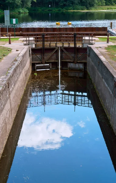 Gateway hidráulica, estrutura hidráulica para ajustar o nível da água no canal — Fotografia de Stock