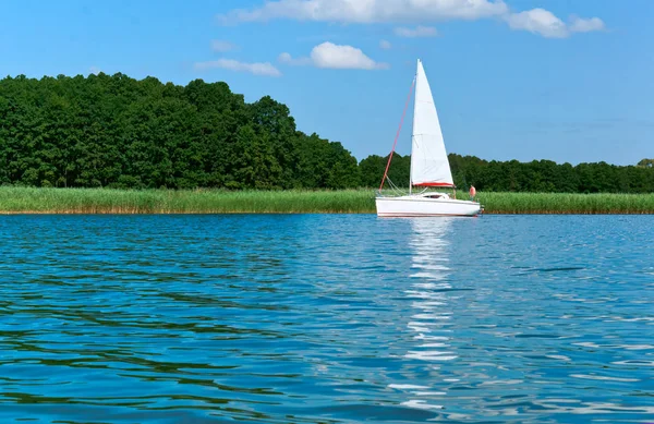 Samotny jacht na horyzoncie, jacht z masztów samotny pływa — Zdjęcie stockowe