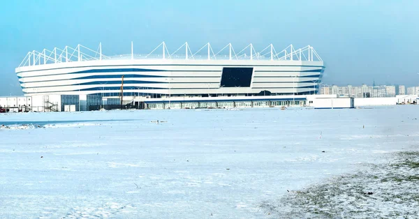 Спортивная площадка, спортивное строительство, зимний снег на футбольном стадионе Стоковое Фото