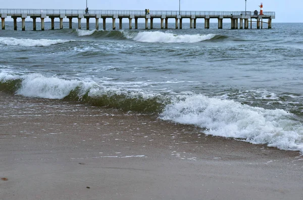 Zee Golf, storm op zee golven lappen op de oever — Stockfoto