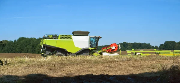 Dwóch maszyn rolniczych pracują w polu, działają maszyny żniwne ziarno w ziemi rolnej, pole — Zdjęcie stockowe