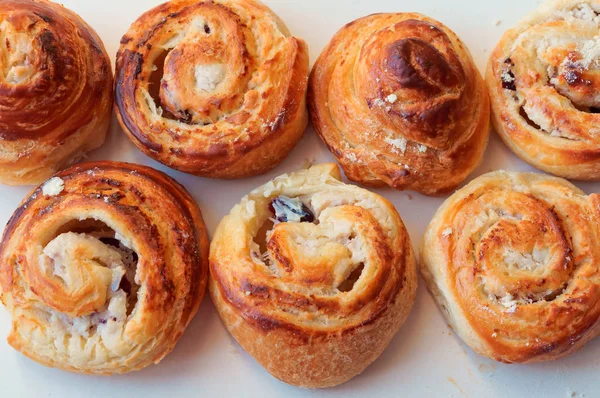 Buns of puff pastry, curly buns with cheese, cheese baked puff pastry — Stock Photo, Image