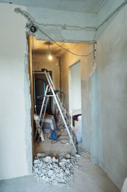 onarım daire, iç inşaat ve onarım çalışmaları, duvarlar elektrik tesisatı için delme stroebe