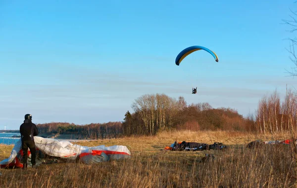 Paraşütler Spor Motorlu Yamaçparaşütü Üzerinde Meşgul Olmak Bir Yamaçparaşütü Uçmak — Stok fotoğraf