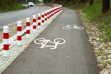 Bisiklet yolları paralel yolun bisikletçi üzerindeki otoyol işaretleri için