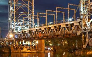 tekneler nehir boyunca geceleri, köprü salıncak gece geçmek.