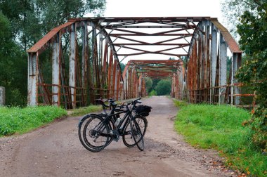 Bisiklet seyahat, köprü, paslı Köprüsü, Kaliningrad bölgesi eski demir desteklerin