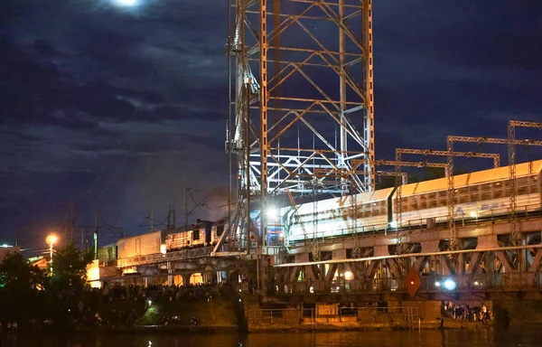 boats pass along the river at night, bridge swing night