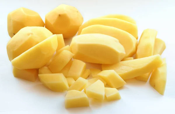 Cortar las patatas en rodajas, cortar las patatas crudas para la sopa, cortar las patatas frescas para cocinar —  Fotos de Stock