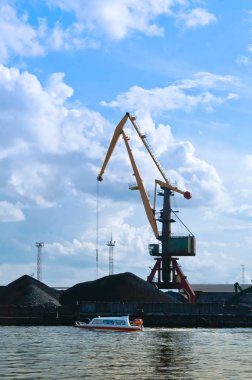 İskele vinçleri. Baltık Denizi 'nin ticari limanı. Kalininingrad Deniz Balık Limanı.