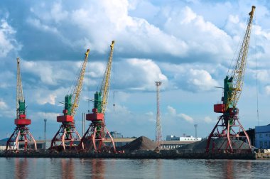 İskele vinçleri. Baltık Denizi 'nin ticari limanı. Kalininingrad Deniz Balık Limanı.