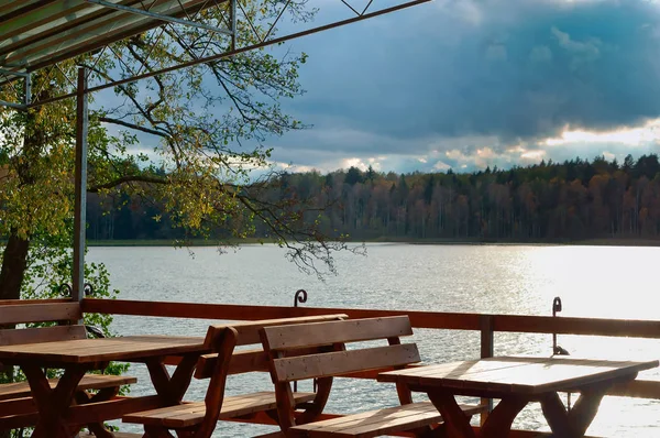 Yaz Yaz kafe göle ormanda şehir dışında yemek