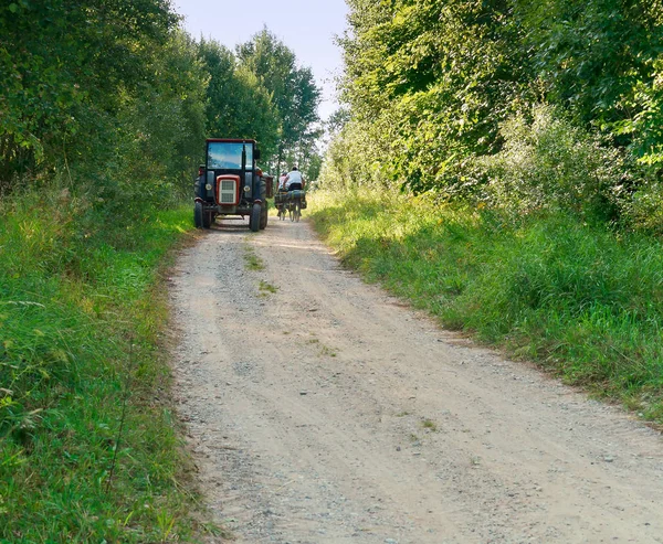 Paseo Tractor Por Una Carretera Grava Hacia Los Ciclistas Turistas Fotos De Stock Sin Royalties Gratis