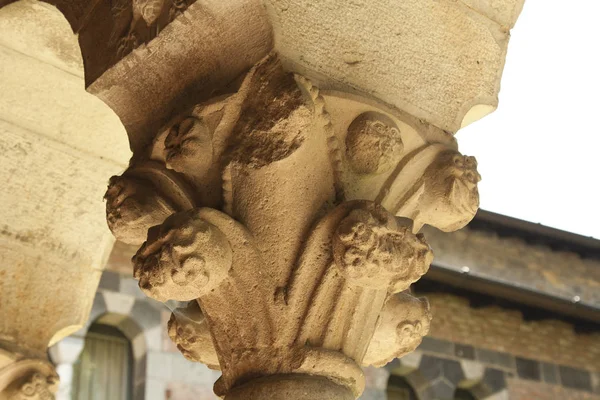 Abazia di Piona: capitello del chiostro / PIONA abbey: manastır, sermaye — Stok fotoğraf