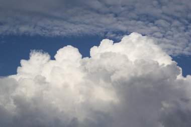Gökyüzündeki kümülüs bulutları