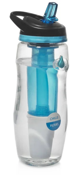Bir su filtresi ile spor şişe. Su şişesi için temiz, içilebilir su filtreleri. — Stok fotoğraf