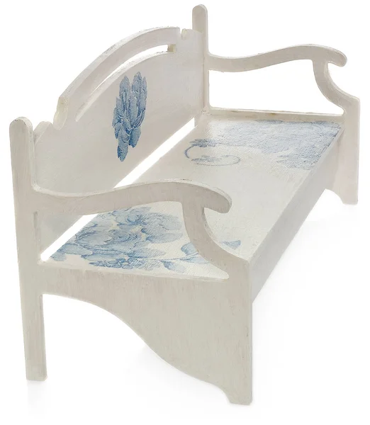 Деревянная скамейка окрашена в белый цвет с рисунком синих цветов . — стоковое фото