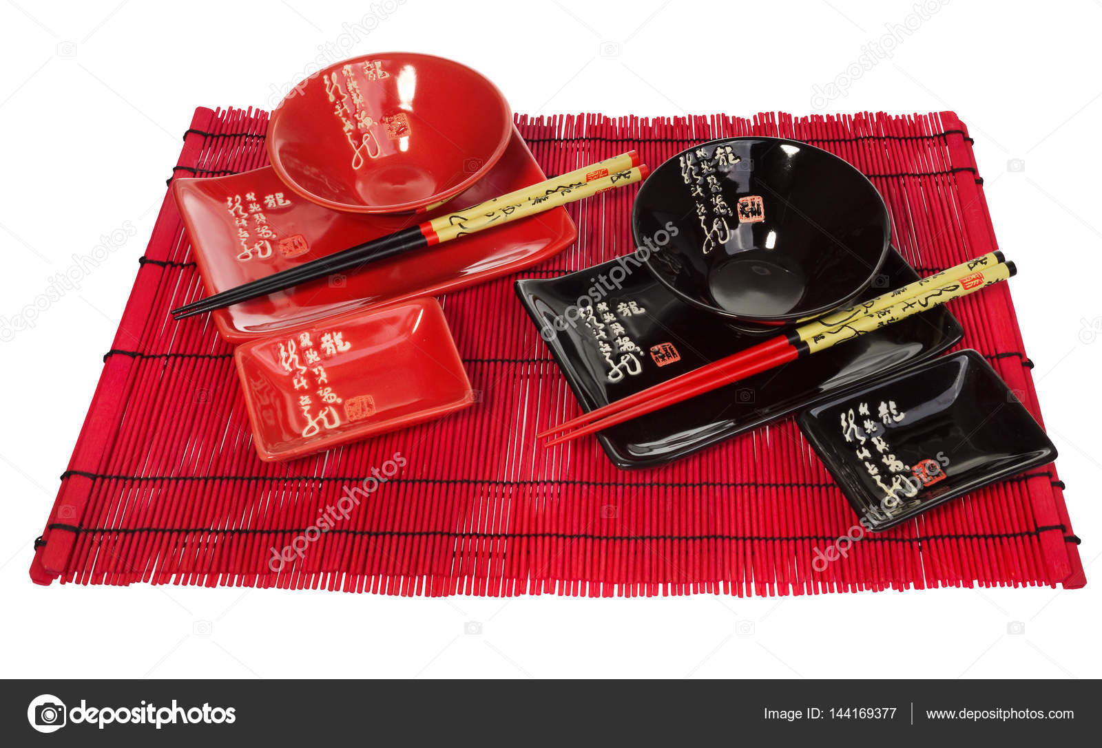 Rosso E Nero Set Di Piatti Per Sushi Sul Tappeto Rosso In