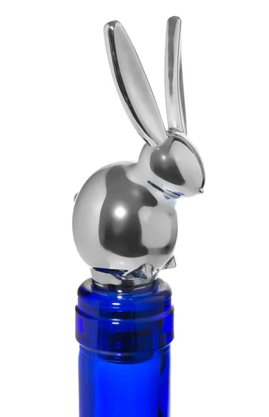 Tapón de plata botellas de vino en forma de conejo, cierre de blu —  Fotos de Stock