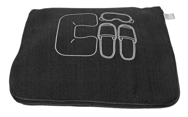 Kit de viagem incluído em uma saqueta de tecido preto  . — Fotografia de Stock