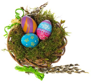 El bir hasır çelenk, kuş yuvası yosun boyalı Paskalya yortusu yumurta