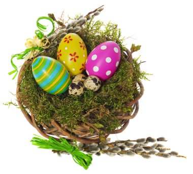 El bir hasır çelenk, kuş yuvası yosun boyalı Paskalya yortusu yumurta