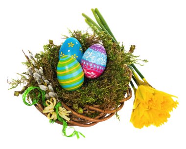 El bir hasır çelenk, kuş yuvası yosun boyalı Paskalya yortusu yumurta