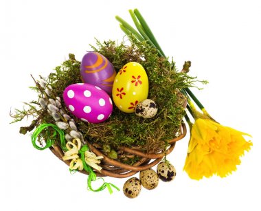 El bir hasır çelenk, kuş yuvası yosun boyalı Paskalya yortusu yumurta