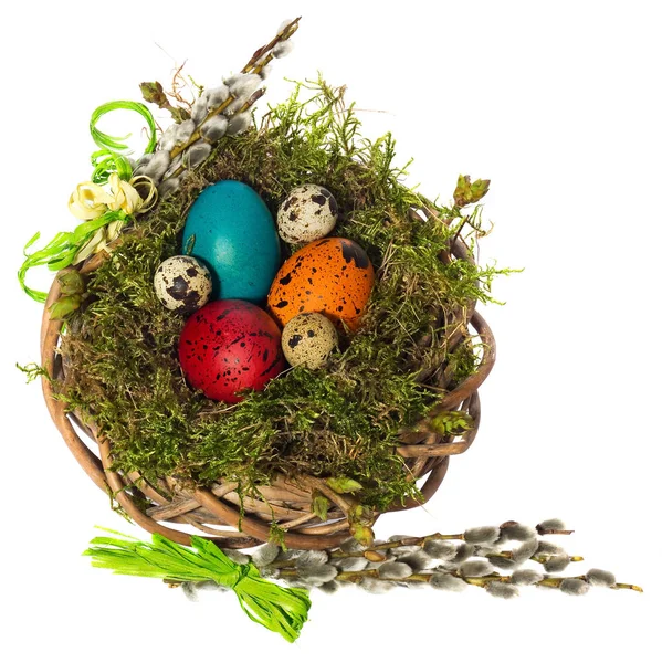 부활절 계란 손으로 고리 화 환, 이끼의 새의 둥지에 그린 — 스톡 사진