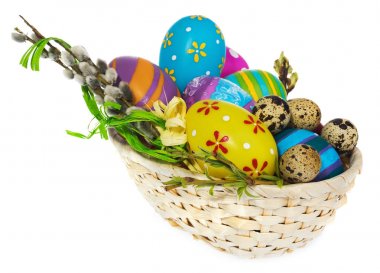 Sepet ve Paskalya yumurtaları ve kedicikler.