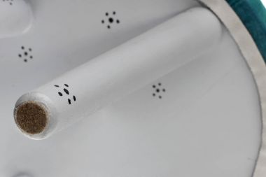 El yapımı dışkı yeşil deniz col ile siyah noktalı gri renkte