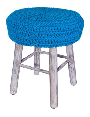 El yapımı dışkı beyaz, gri renkte. Mavi yün ile yuvarlak koltuk