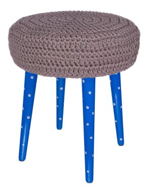 El yapımı dışkı beyaz desenler mavi. Gri yünlü yuvarlak koltuk