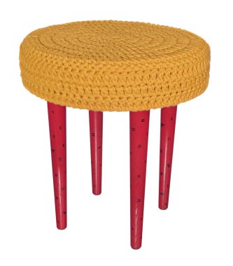 El yapımı dışkı kırmızı siyah desenler. Yuvarlak sarı woole koltukta