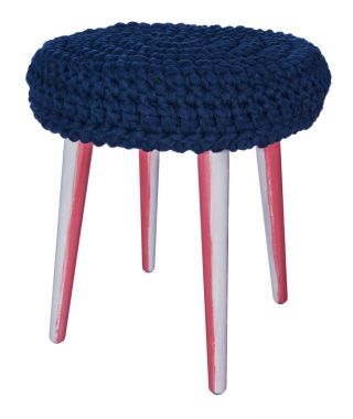 El yapımı dışkı pembe beyaz desenler. Yuvarlak mavi malzeme koltukta.