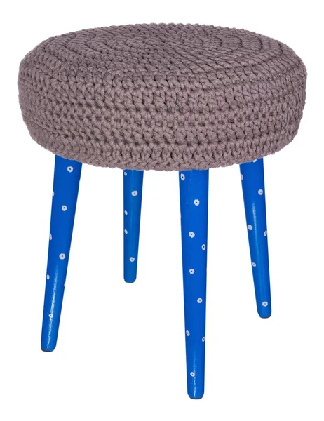 El yapımı dışkı beyaz desenler mavi. Gri yünlü yuvarlak koltuk