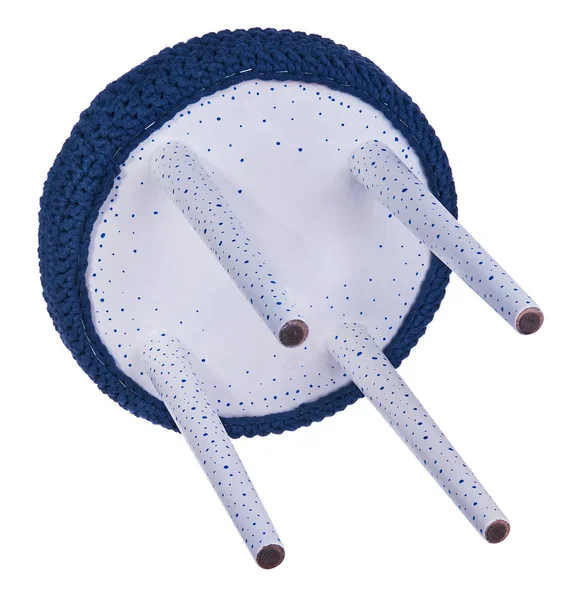 Ручной стул серый в голубых точках. Круглые сиденья из шерсти — стоковое фото
