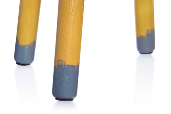 Taburete hecho a mano amarillo y gris. Asiento redondo en gris, material de lana —  Fotos de Stock