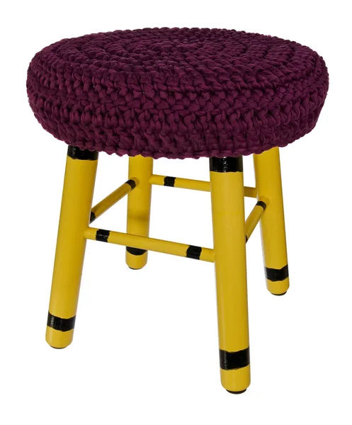 Handgemaakte kruk houten geel in zwarte strepen. Ronde stoel met c — Stockfoto