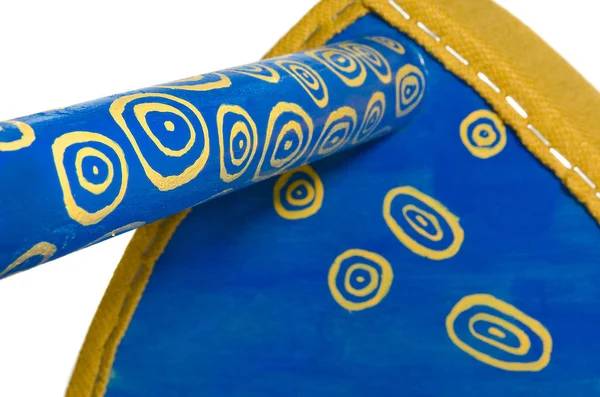 Ручной табурет деревянный синий с желтыми узорами. Треугольное сиденье — стоковое фото