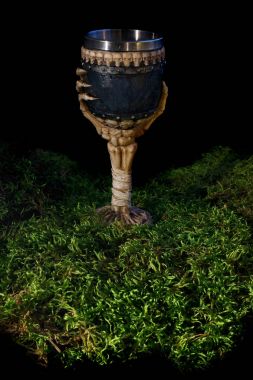 Cadılar Bayramı kadehi iskelet el ve kafatasları ile dekore edilmiş üzerinde ön