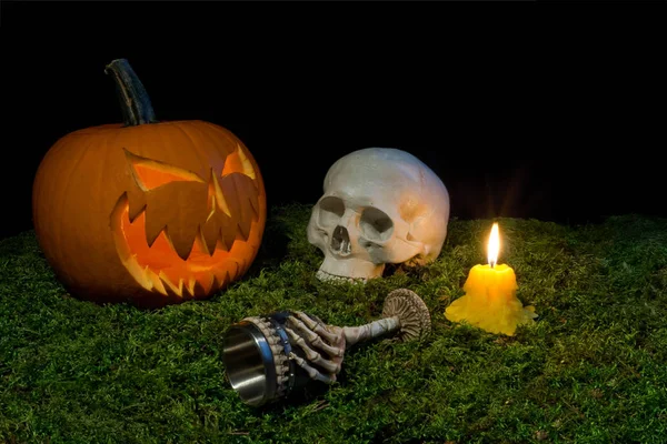 Halloween dýně, lidská lebka, pohár a zářící v th svíčky — Stock fotografie
