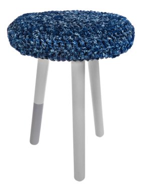 El yapımı dışkı beyaz ve gri. Mavi ve beyaz ile yuvarlak koltuk