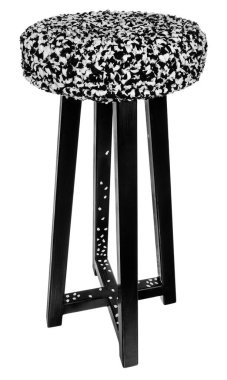 El yapımı dışkı siyah beyaz noktalar ile. Koltuk siyah yuvarlak ve 