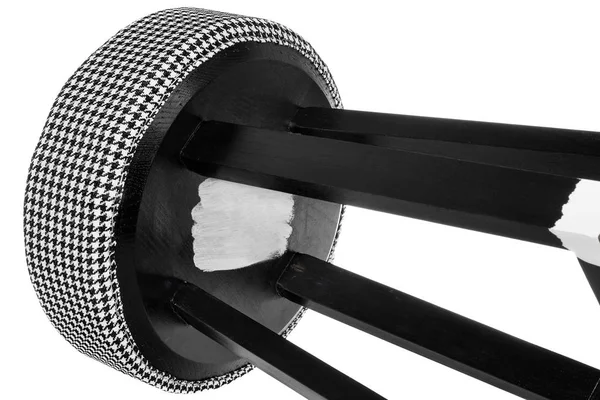 Черно-белый рисунок стула ручной работы. Круглые сиденья с черным — стоковое фото