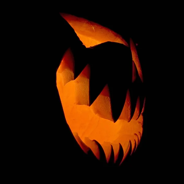 Halloween calabaza cara fantasma brillando en la oscuridad . —  Fotos de Stock